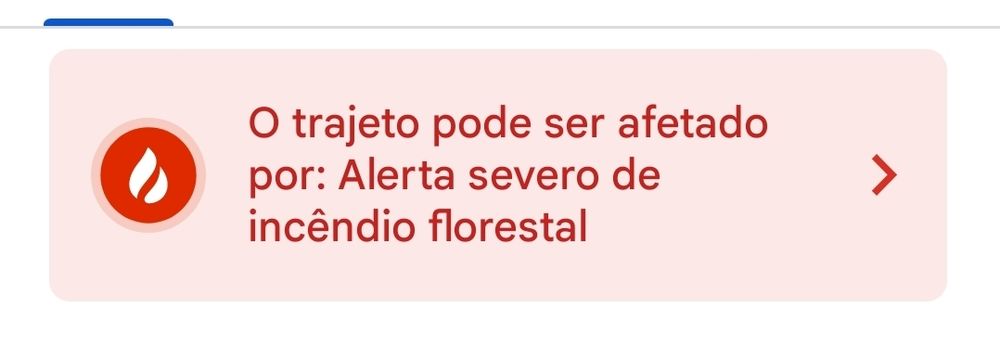 Captura de tela do Google Maps com um alerta em sobre um fundo vermelho. O texto diz: "O trajeto pode ser afetado por: Alerta severo de incêndio florestal".