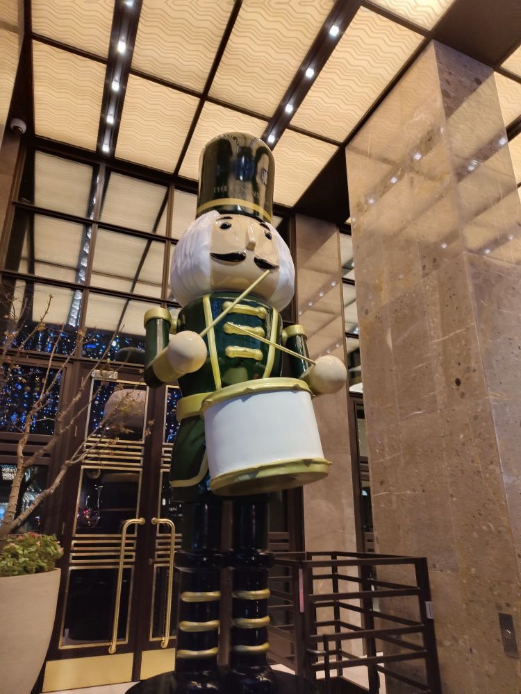 Ein großer Nussknacker in einem Touristenviertel in Istanbul.