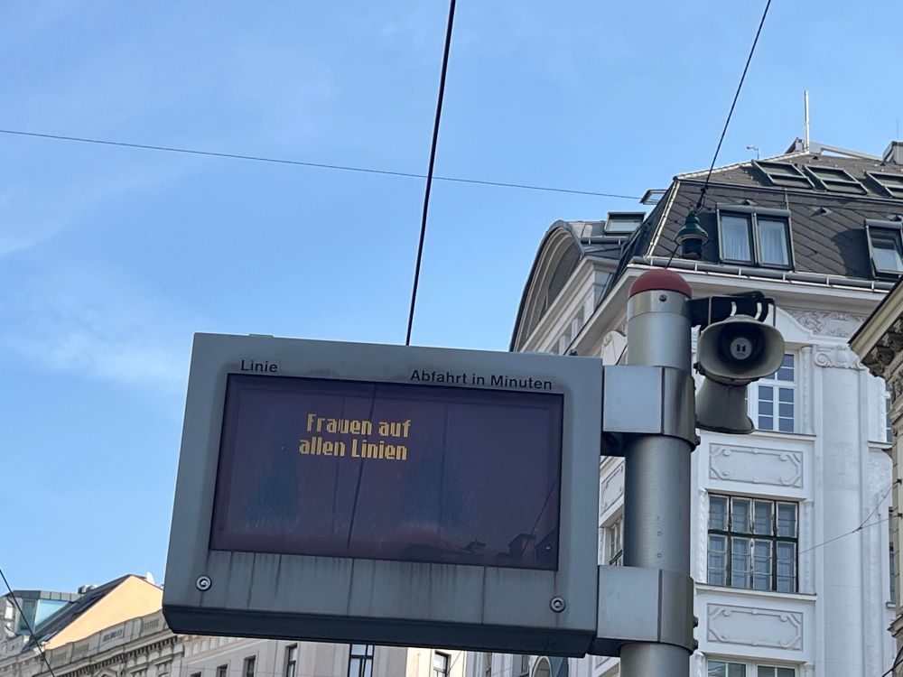 Wiener Linien Anzeigetafel mit „Frauen auf allen Linien“