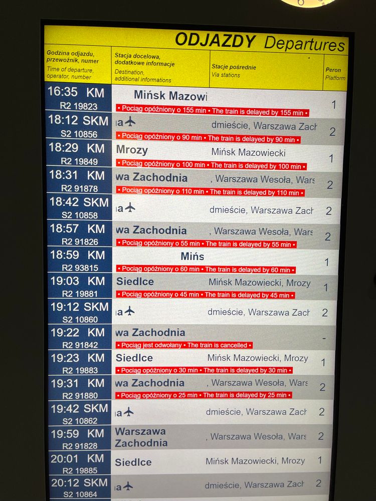 Godzina 19:08. Na tablicy odjazdów pierwsze miejsce zajmuje pociąg który powinien był odjechać 3 godziny temu.