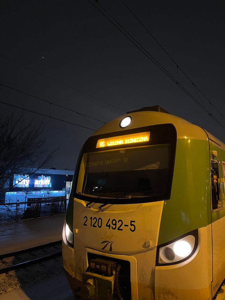 Na wyświetlaczu pociągu kierunek: Wolomin Słoneczna. 