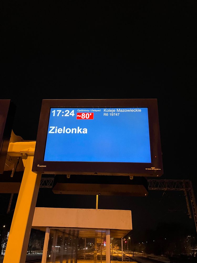 Na wyświetlaczu peronowym informacja że ten sam pociąg jedzie do Zielonki 
