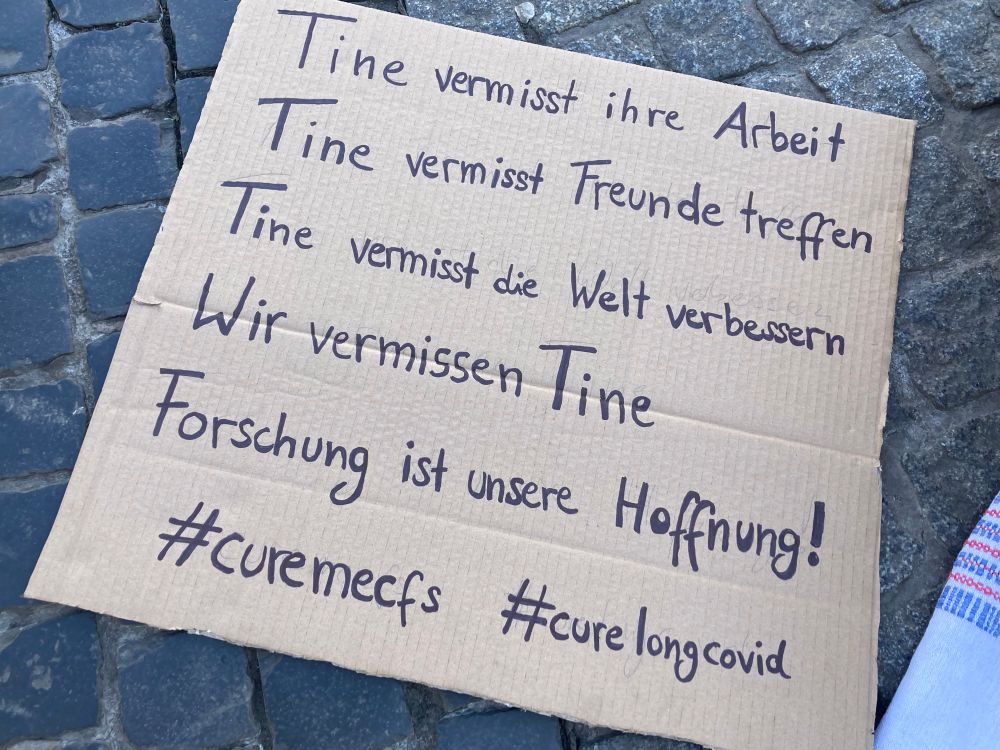 Demoschild mit der Aufschrift Tine vermisst ihre Arbeit, Tine vermisst Freunde treffen, Tine vermisst die Welt verbessern, wir vermissen Tine, Forschung ist unsere Hoffnung 