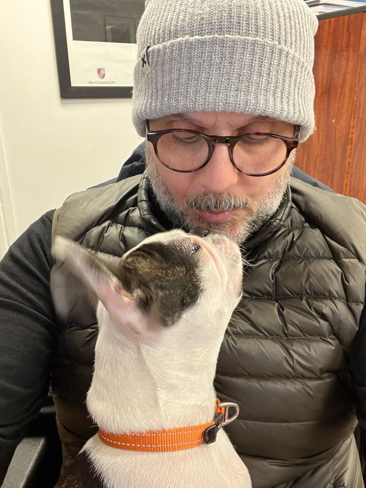 Shelby essayant de m’attraper le bout du nez alors que je lui souffle sur la tête (elle n’y arrivera pas).