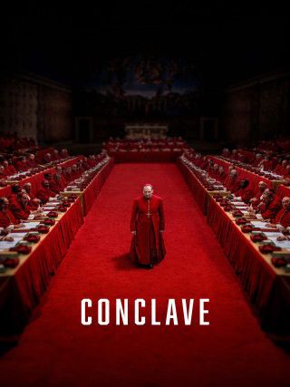 Affiche du film Conclave : un cardinal à la soutane rouge marche au milieu d’une assemblée de cardinaux tous de rouge vêtus, sur une moquette toute aussi rouge. 