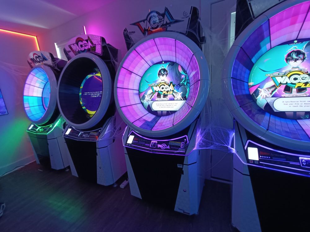 row of 4 WACCA machines at a private arcade (ikigai arcade)