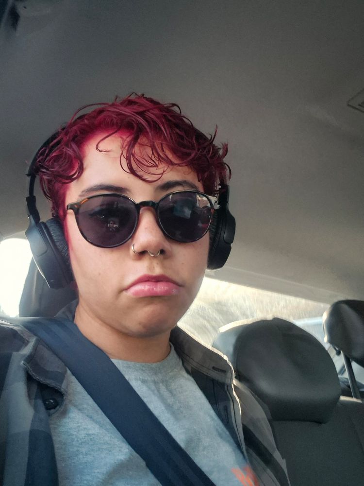 selfie de dentro de um carro em que eu tô mostrando meu cabelo - curto e vermelho cereja 
