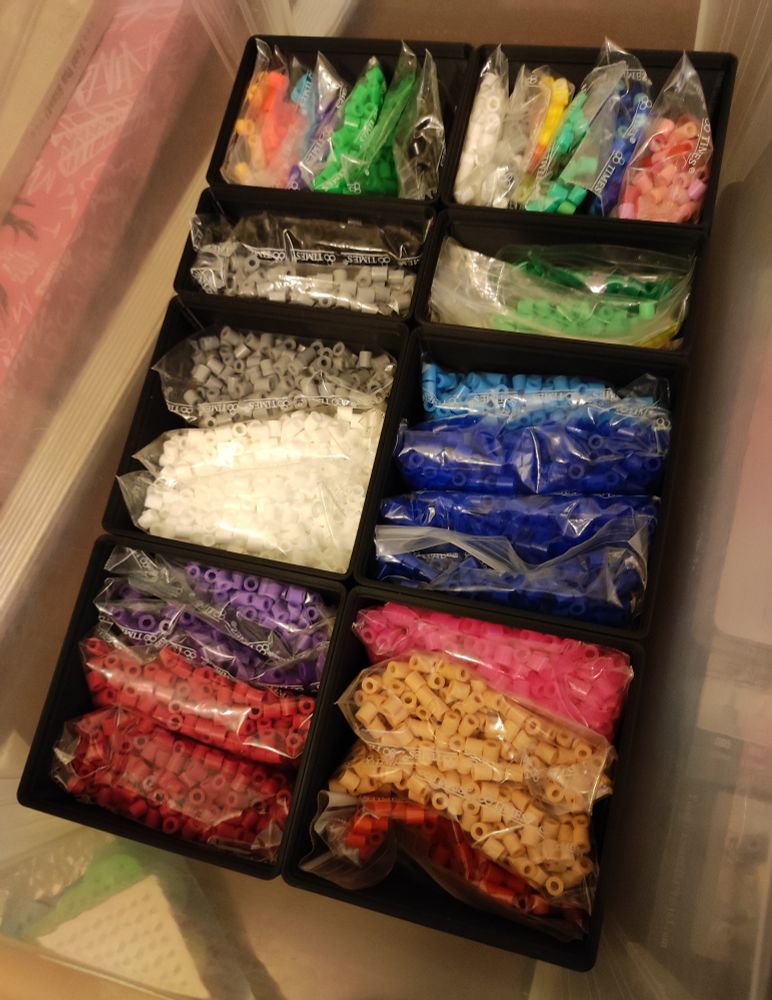 Caja con hamma beads de colores