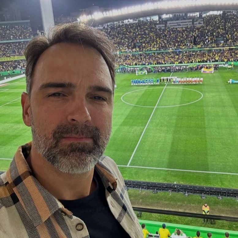 Apresentador Tadeu Schimdt em self no campo de futebol