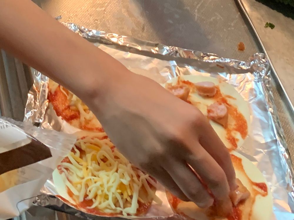 姪っ子達とハロウィンパーティの様子

餃子の皮を使ったミニピザを作っている