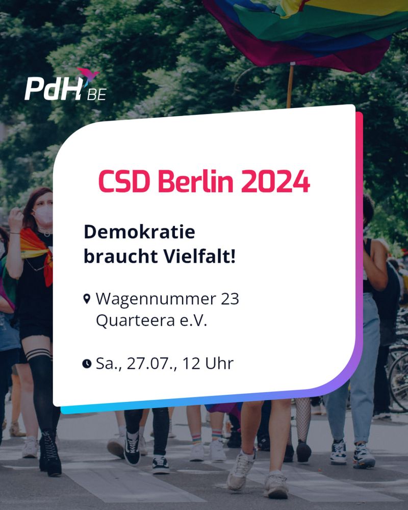 Ein Sharepic der PdH (Partei der Humanisten) Berlin. Im Hintergrund ist eine Demonstration zu sehen, auf der Regenbogenfahnen geschwungen werden. Davor oben links in der Ecke steht das Logo der PdH Berlin mitsamt charakteristischem Vogel. Mittig im Vordergrund ist ein weißer Kasten mit blau-magenta Schatten, in dem Folgendes steht:

"CSD Berlin 2024

Demokratie braucht Vielfalt!

[Kartenpin-Emoji] Wagennummer 23
Quarteera e. V.

[Uhrzeit-Emoji] Sa., 27.07., 12 Uhr"