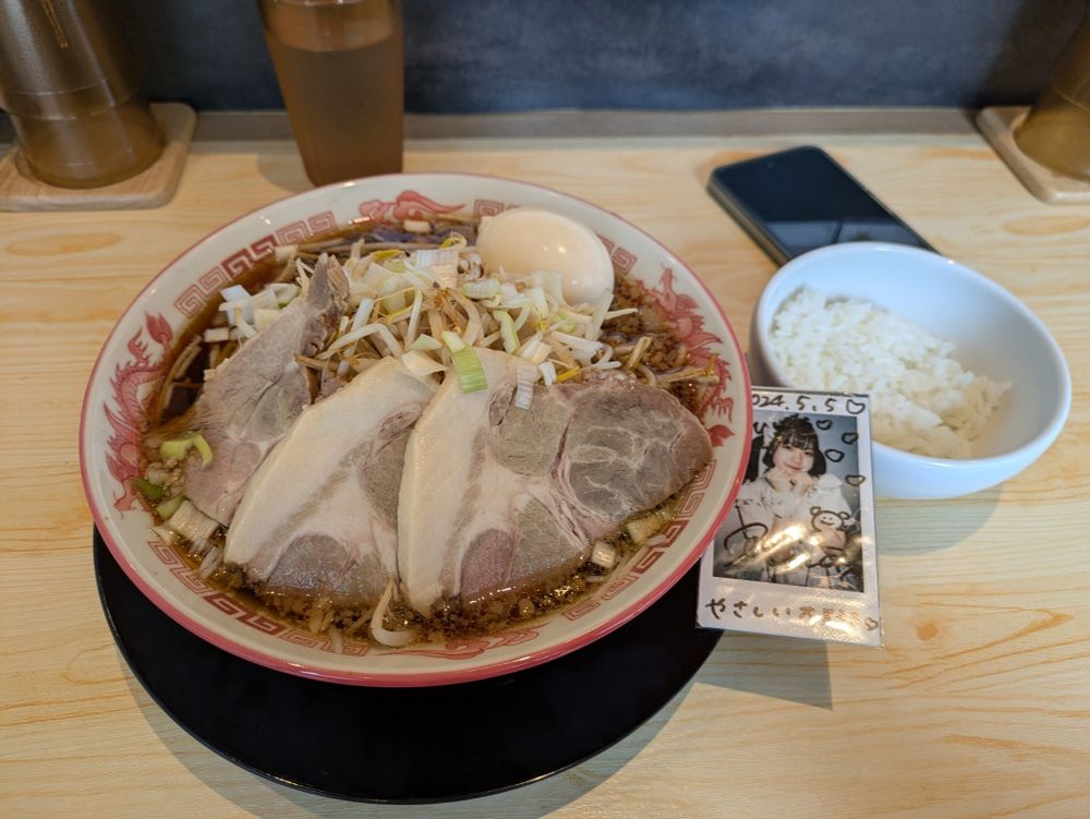 まぁ醤油ラーメンやね美味しいのですが個人的にもっと醤油が濃いめの方が好きかな！
始めましての時は塩ラーメンと2度目の時はつけ麺3度目の今日は醤油ラーメン食べたけどここのお店はつけ麺が一番美味しいと思う。