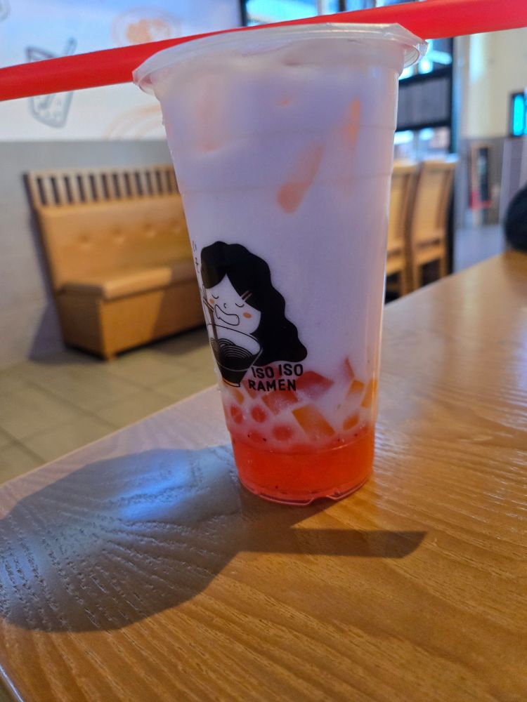 Strawberry milk tea with boba 