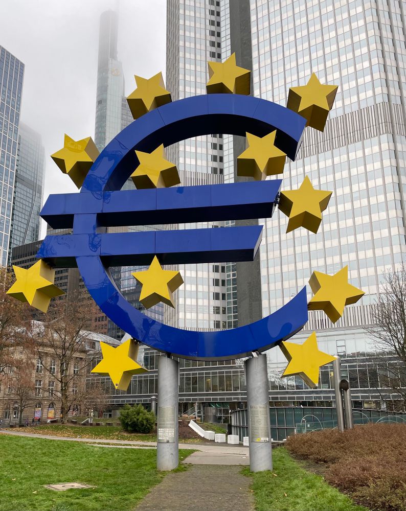 Het euroteken sculptuur aan het Willy Brandt Platz in de stad Frankfurt am Main. Symboliseert het financiële hart van de stad en Europa. 
