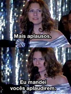Flora da novela a favorita no palco dizendo: mais aplausos. Eu mandei vocês aplaudirem.
