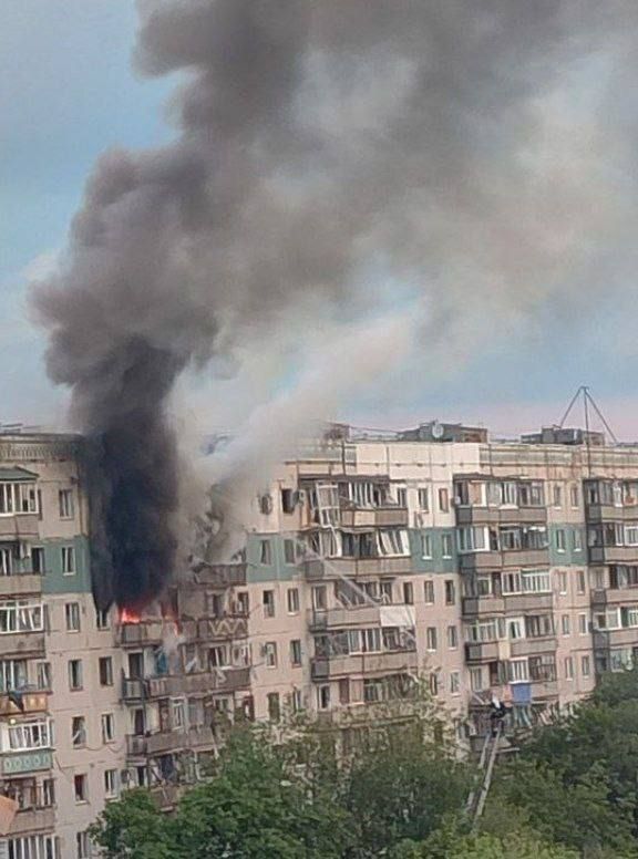 Smoke and fire from a residential building hit by a russian bomb in Kramatorsk 
