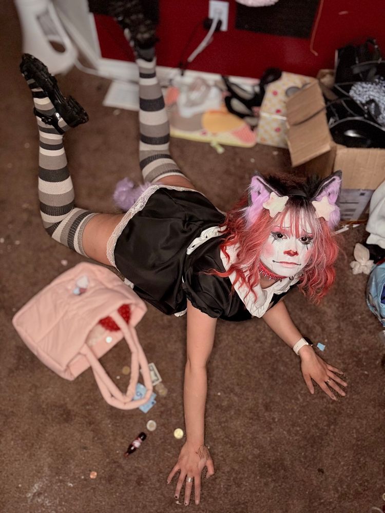 A fucking clown
