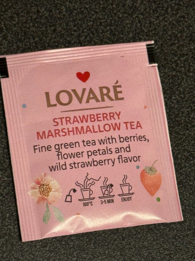 tea bag
LOVARÉ
Strawberry Mashmallow tea
Fine green tea with berries, flower petals and strawberry flavor
