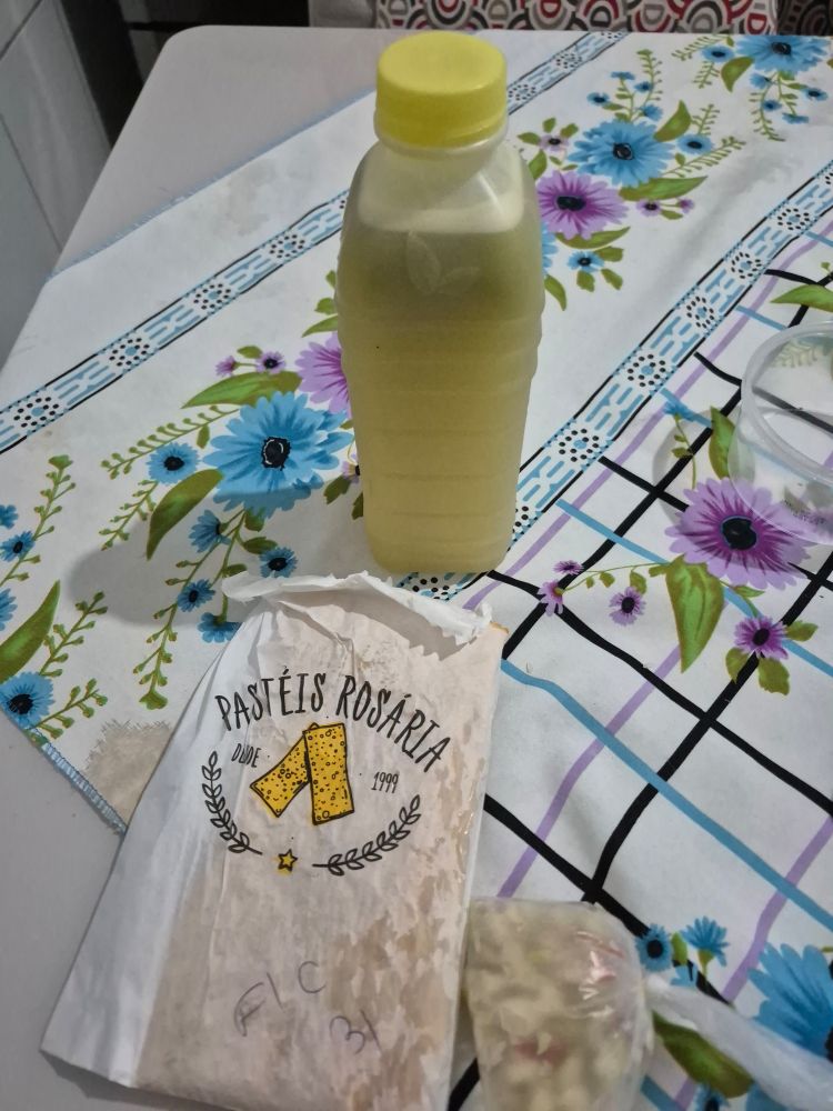 foto de um pastel e caldo de cana