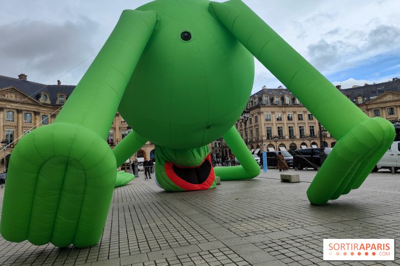 An inflatable Kermit the frog being installed on the *place Vendôme* in Paris