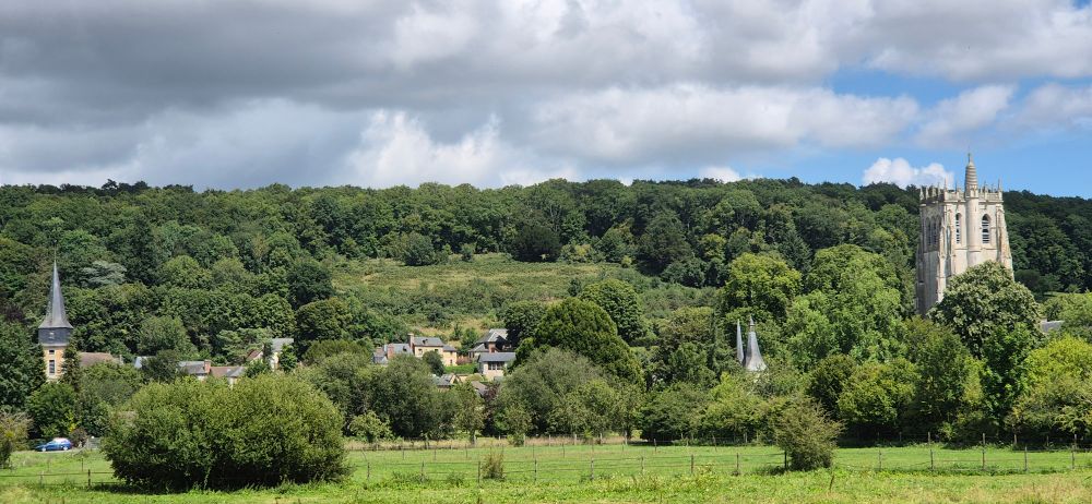 L’abbaye du Bec Hellouin (27), sur la droite, en impose. 