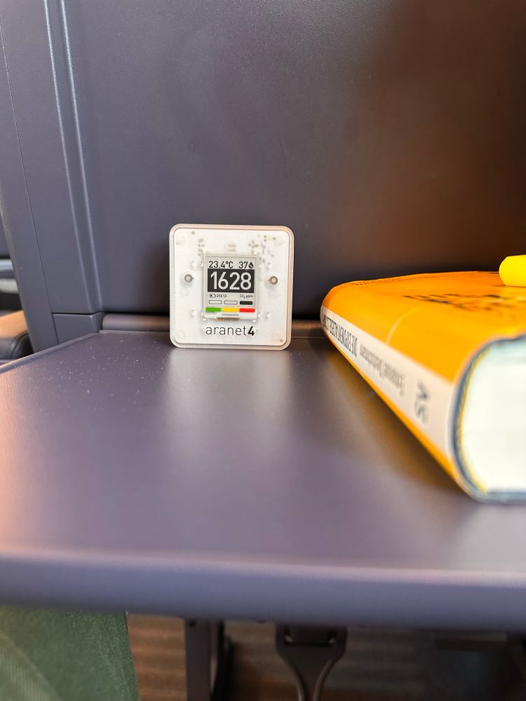 Ein Foto zeigt ein co2-Messgerät (Aranet 4) mit dem Wert 1648ppm.