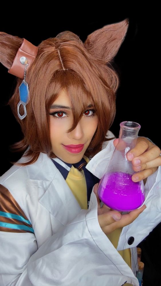 Mom Milph cosplaying as Agnes Tachyon from Uma Musume.