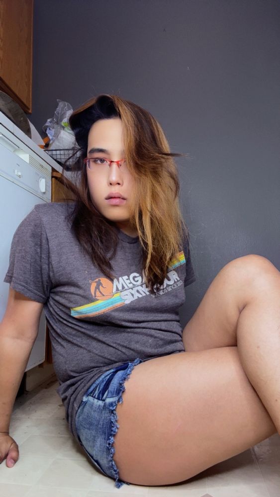 37-year old Mom Milph almost as fat as she was in 2019 except it mostly went to her legs this time.