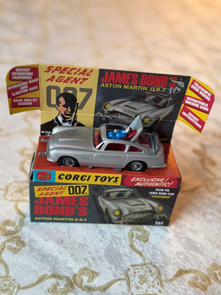 Modèle réduit Aston Martin DB6 James Bond Goldfinger par Corgi Toys.