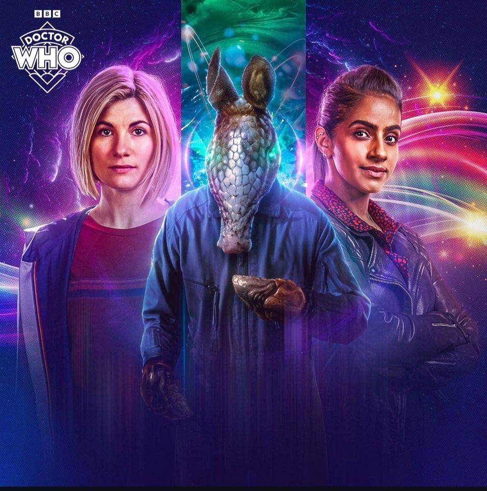 A Doutora e Yaz ladeando um tatu bípede