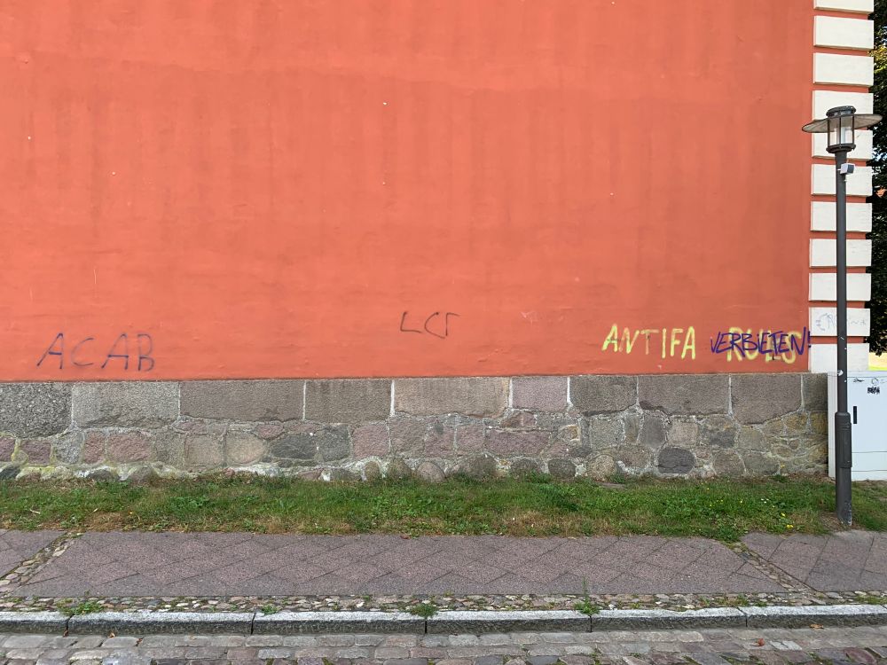 Wandaufschrift in Klütz. Links: ACAB. Rechts: ANTIFA RULES; überschrieben als ANTIFA VERBIETEN