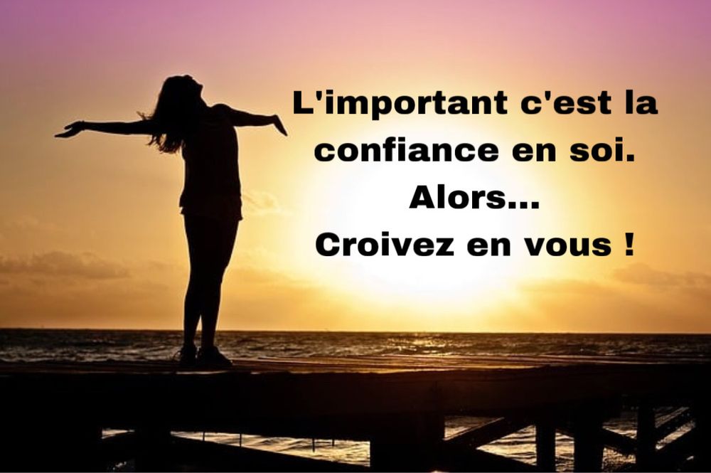 Photo d’un lever de soleil avec l’ombre d’une femme les bras ouverts. Texte disant « L’important c’est la confiance en soi. Alors… Croivez en vous ! »