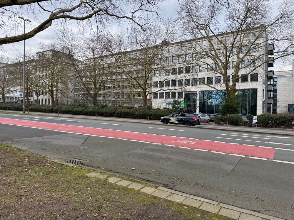 Auto mit Skelett auf Dach.