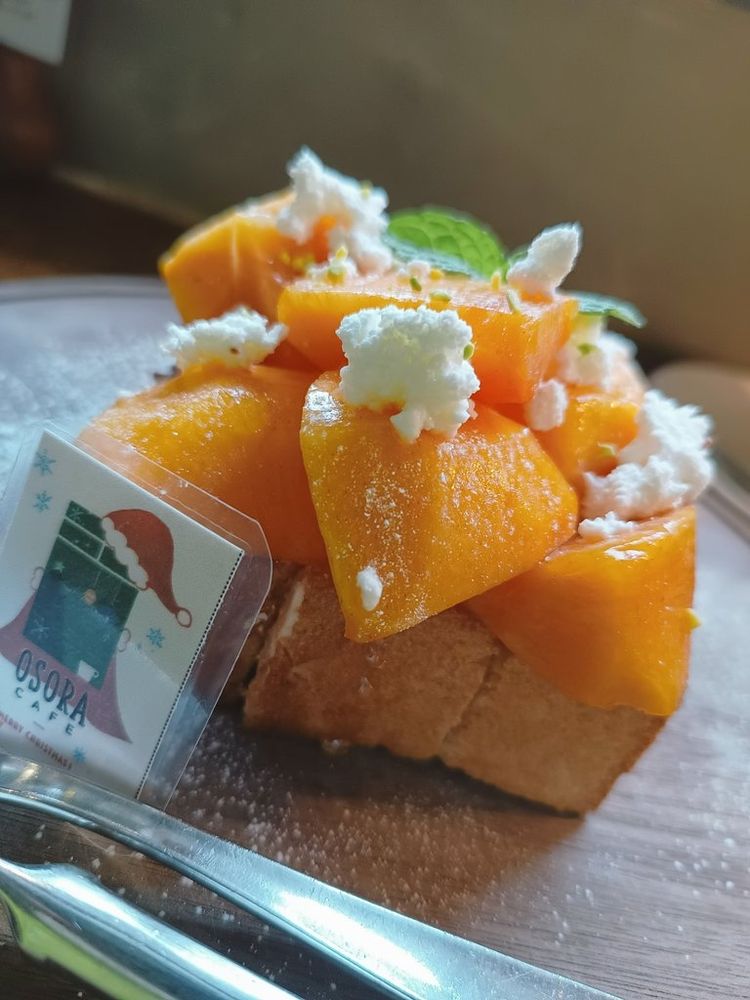 奈良富有柿と福岡秋王のフルーツトースト
前から