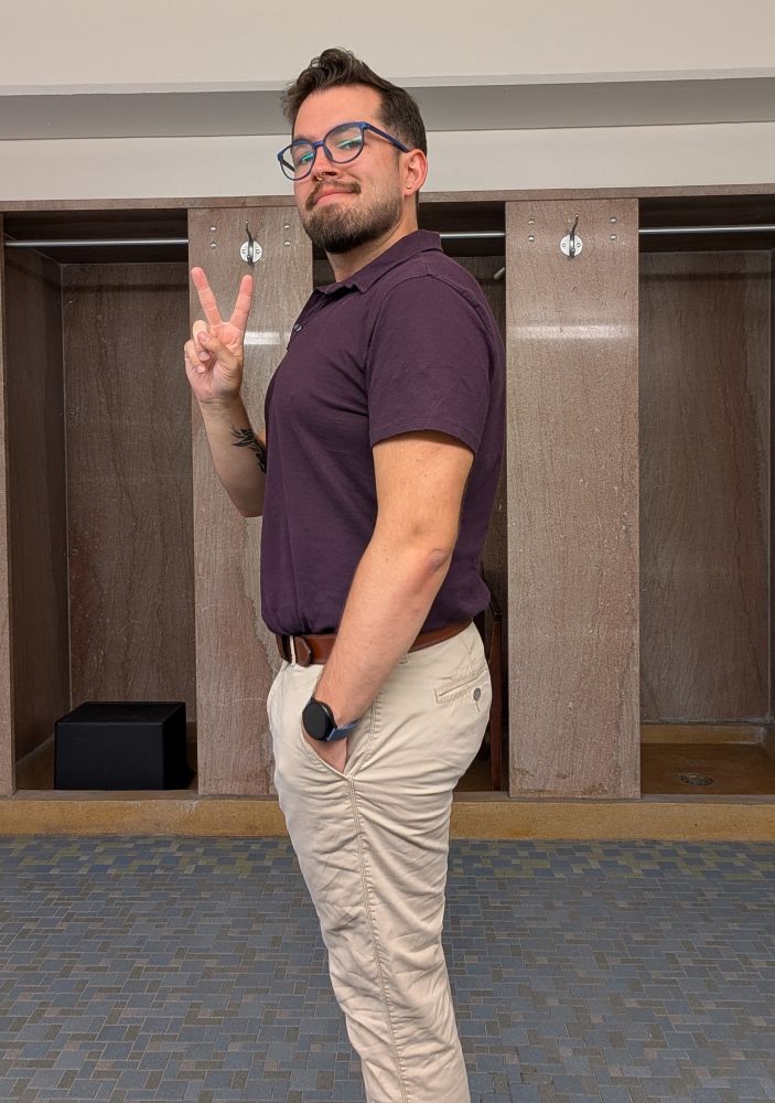Bathroom pic of me from the profile. I'm in khakis and a burgundy polo and giving a ✌🏻