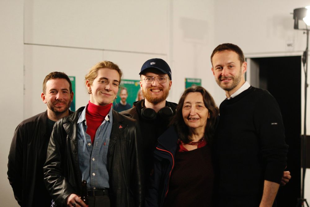 Photo de groupe de 5 personnes de face, souriant. De la droite vers la gauche David Belliard, Joëlle Morel, Tom Tailleu, Emmi Liguori-Galliot et Joris Riviere.