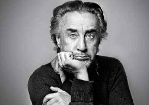 رومن گاری که در اصل نامش رومن کاتسف است، اهل لیتوانی و از خانواده‌ای یهودی بود. "گَری" فعل امر با معنای «به دنیا آمدن» (به دنیا بیا!) در زبان روسی است. به همین دلیل رومن لهجه‌ی آمریکایی شده این فعل را به عنوان نام مستعار خود انتخاب کرد. البته این انتخاب تا حدودی به دلیل قهرمان مورد علاقه‌اش گری_کوپر، نیز بود. اگر کتاب‌های زندگی_در_پیش_رو – که با نام مستعار امیل آژار نوشته است– خداحافظ_گری_کوپر، ریشه‌های_آسمان و لیدی_ال را از این نویسنده‌ی توانا نخوانده‌اید، فرصت را از دست ندهید و ترجمه های درخشان سروش_حبیبی، لیلی_گلستان و مهدی_غبرایی را از رومن گاری بخوانید.

رومن گاری در ۲ دسامبر ۱۹۸۰ بعد از مرگ همسرش در سال ۱۹۷۹ با شلیک گلوله‌ای به زندگی خود خاتمه داد و در یادداشتی که از خود به جای گذاشت این طور نوشته‌ بود: «... دلیل این کار مرا باید در زندگینامه‌ام بیابید.» و در آنجا گفته‌است: «به خاطر همسرم نبود، دیگر کاری نداشتم!» و همچنین نوشته‌است: «واقعاً به من خوش گذشت، متشکرم و خداحافظ!»

رومن_گاری
زاده‌ی ‌۱۹۱۴
درگذشته‌ی_۲_دسامبر_۱۹۸۰