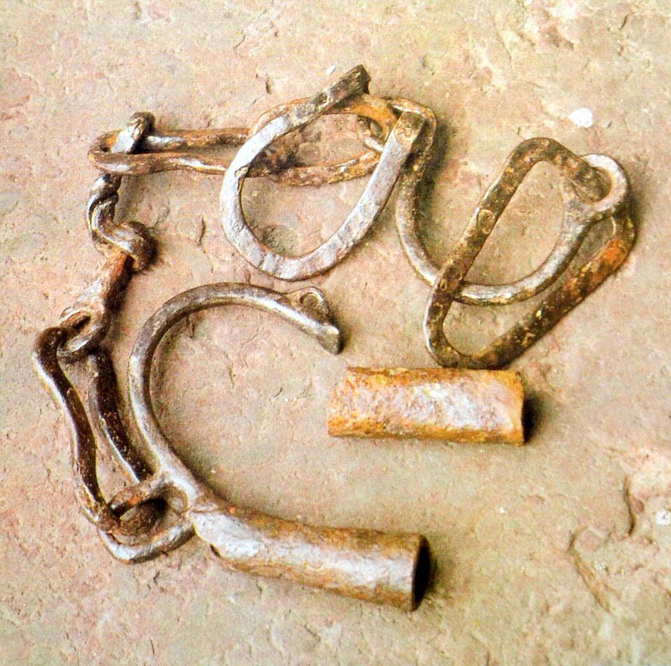 Iron restraints 11th/12th cent., Neu Nieköhr, Zdenek Vana, przedmowa Jerzy Gąssowski - Świat dawnych Słowian, 1985, Artia, PA Interpress