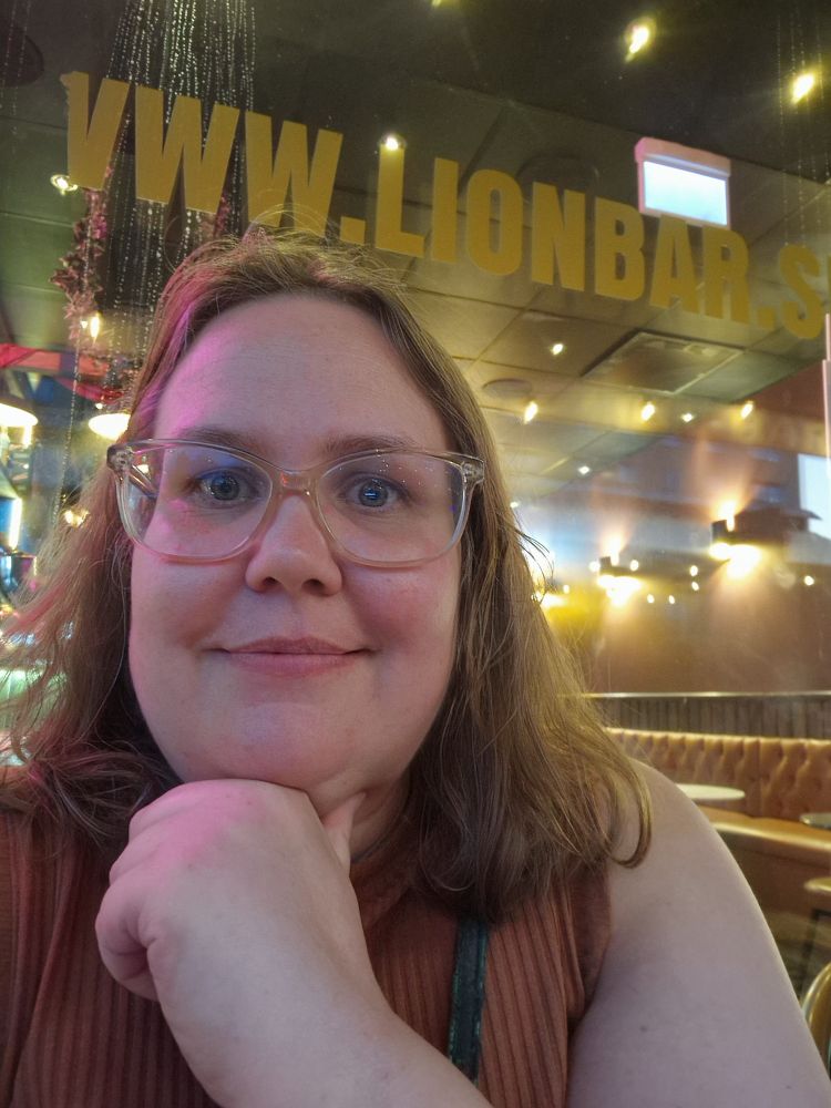 Selfie på glad tjej som är jag. 