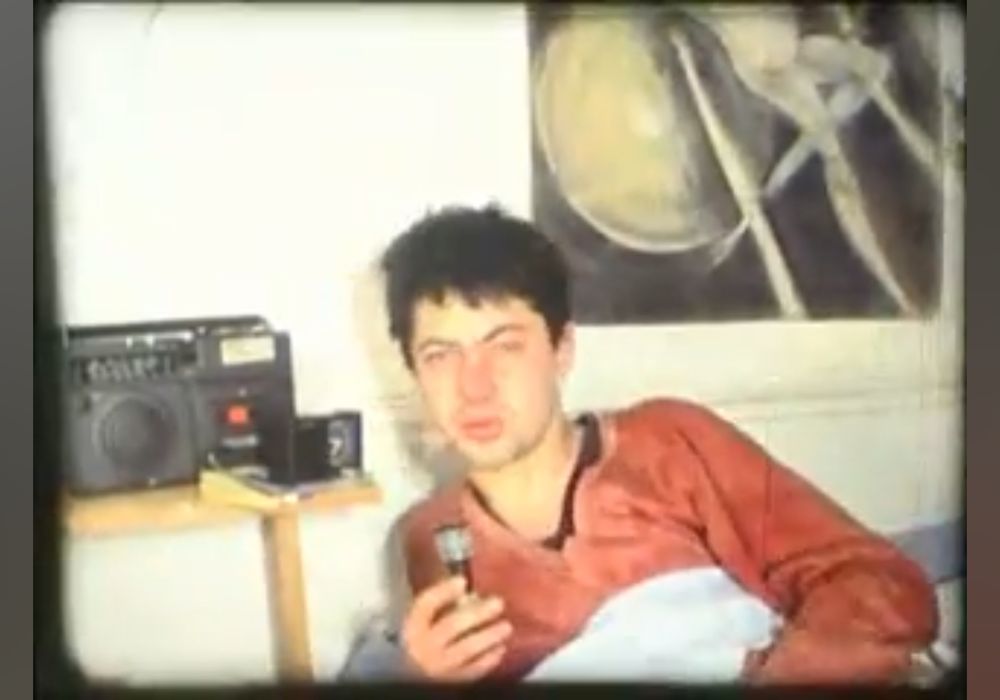 Extrait d'une vidéo de Pierrick Sorin, où il doit se coucher tôt, parce que c'est plus possible 