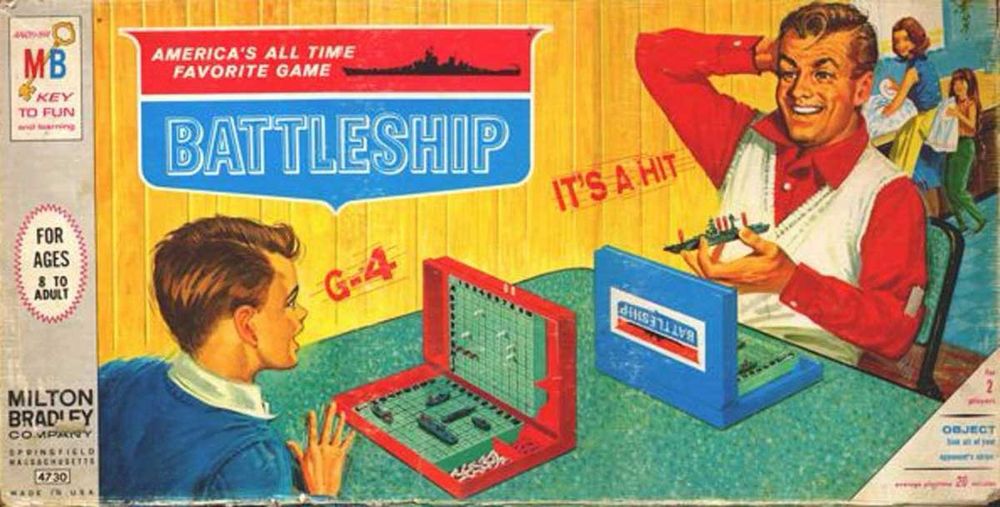 Boîte originale du jeu BATTLESHIP.
On voit le père et le fils jouer à la bataille navale pendant que la mère fait la vaisselle et sa fille l’essuie…