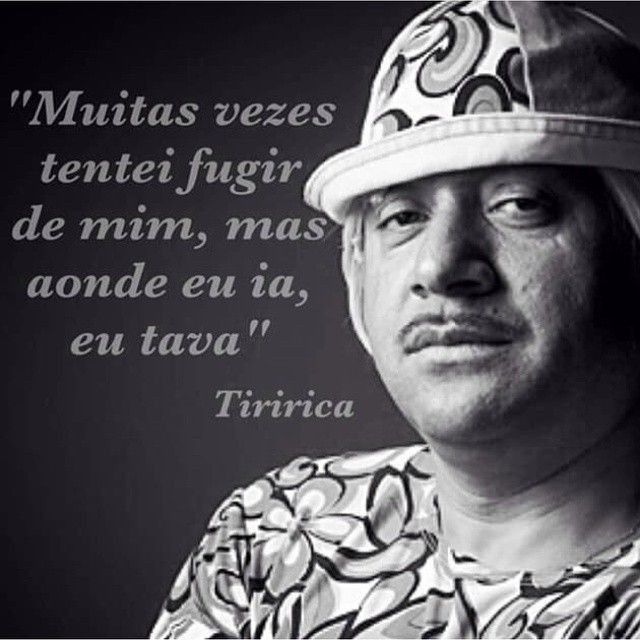 Foto do personagem Tiririca em preto e branco com a frase "Muitas vezes tentei fugir de mim, mas aonde eu ia, eu tava"
