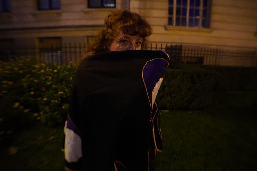 Nuit et extérieur. Je tiens ma cape comme Dracula.