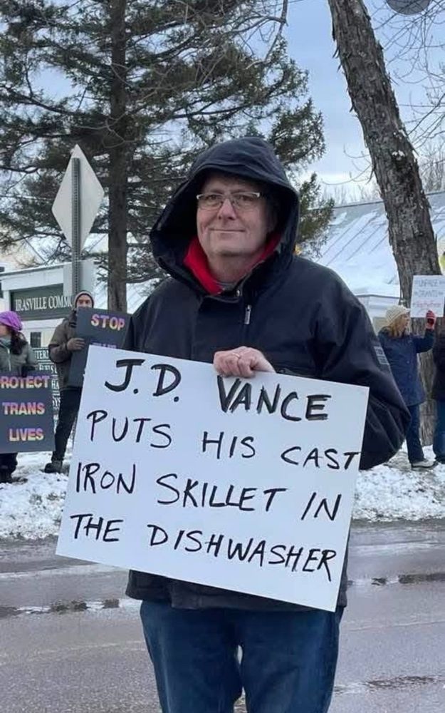 En demonstrant håller i ett handskrivet plakat: ”JD VANCE PUTS HIS CAST IRON SKILLET IN THE DISHWASHER”