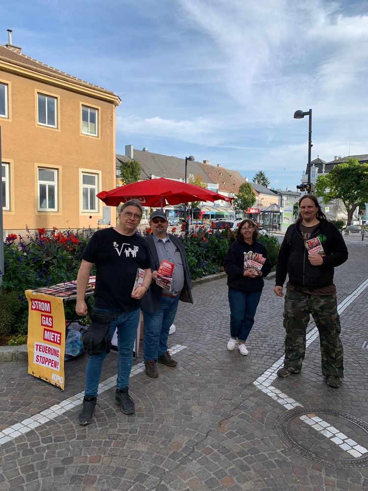 Mit der KPÖ Wein4tel am Flyer verteilen in Stockerau