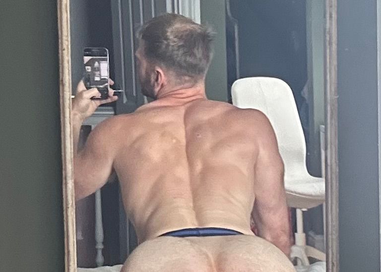 Selfie of back featuring some ass 