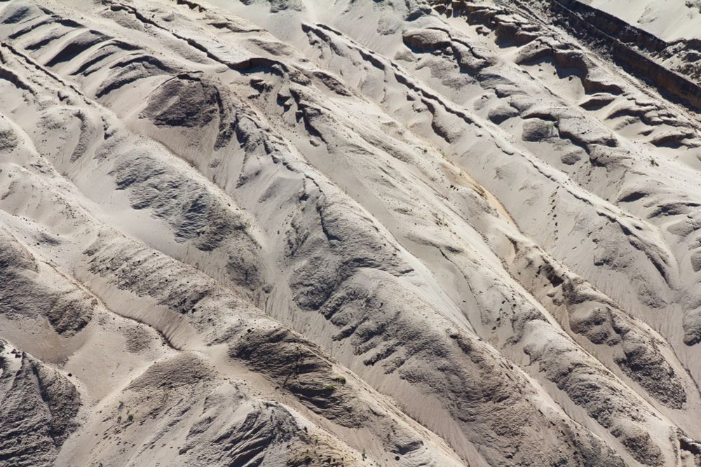 aufgeschütteter Abraum eines Tagebaues läßt wüstenänhliche Strukturen entstehen