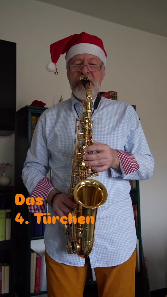 Bild eines Saxophonspielers mit Zipfelmütze. Das Bild trägt die Schrift "Das 4. Türchen"