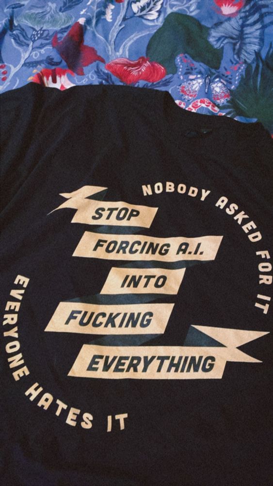 T-shirt avec une inscription "stop forcing AI into fucking everything, nobody asked for it, everyone hates it"