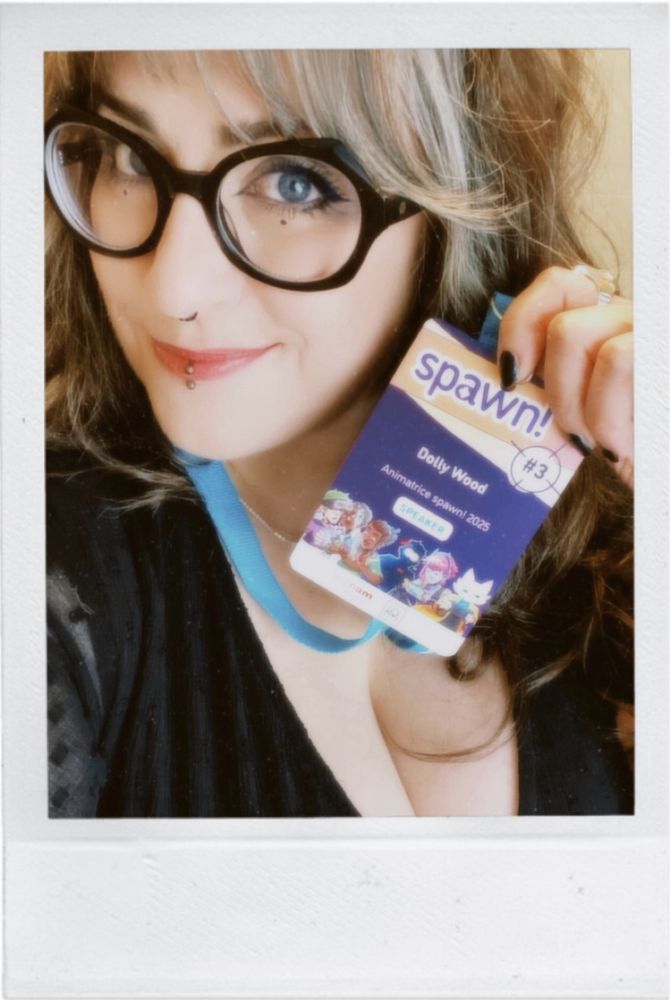 Une photo de moi qui tient mon badge Spawn dans les mains 